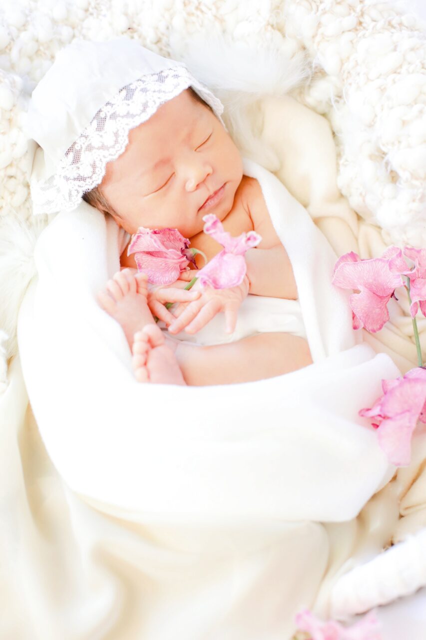 生花を使用したニューボーンフォトを撮影しました